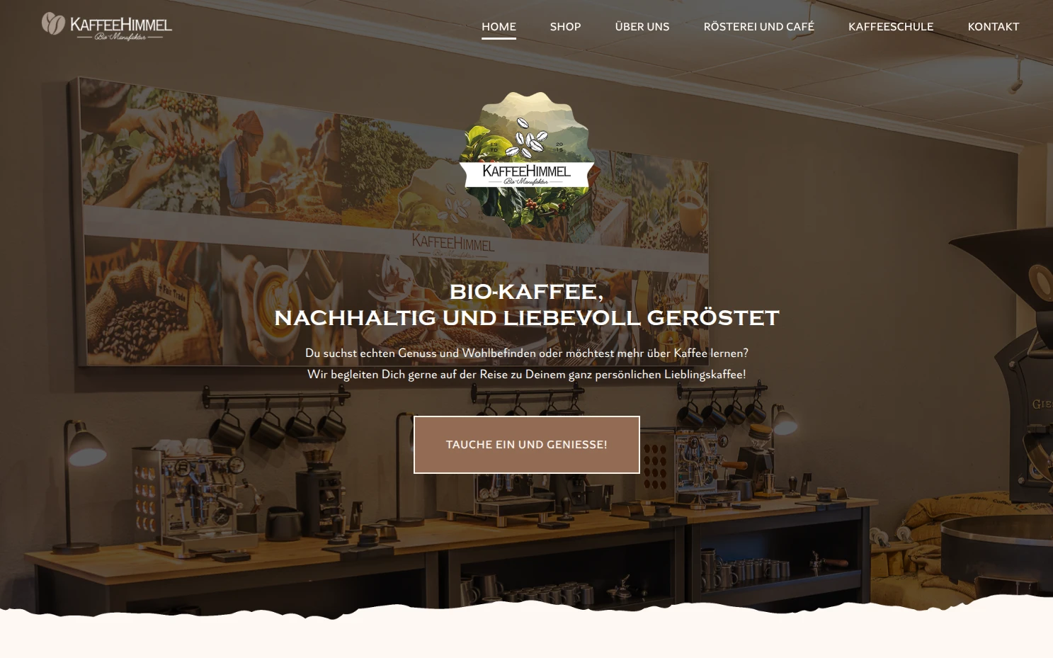 Startseite von Biokaffeehimmel mit Blick in die Rösterei und dem Slogan „Bio-Kaffee, nachhaltig und liebevoll geröstet"